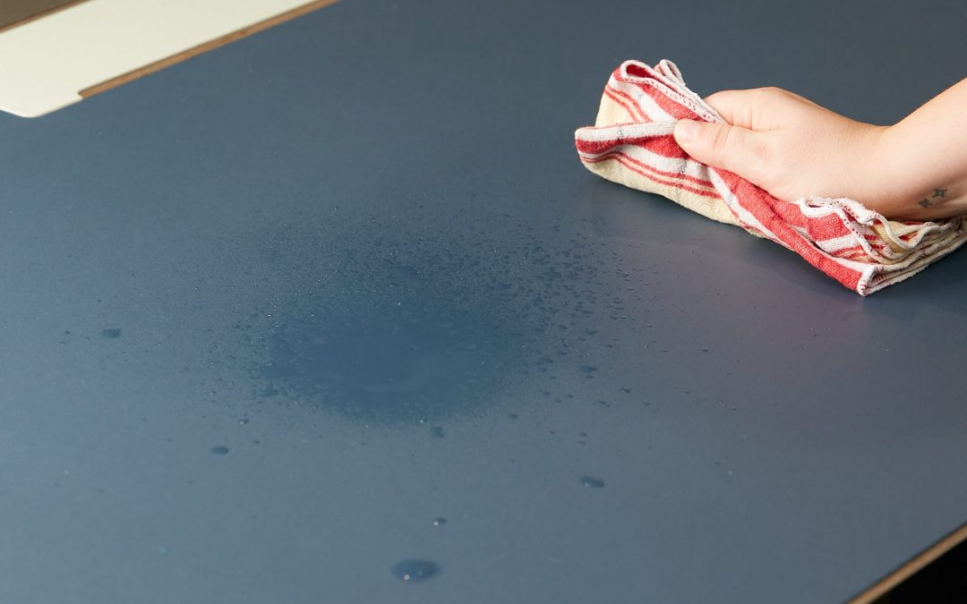 Tischplatte reinigen und pflegen: Linoleum, Holz und Melamin