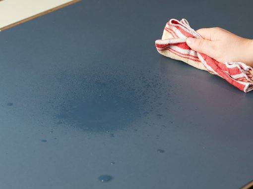Tischplatte reinigen und pflegen: Linoleum, Holz und Melamin