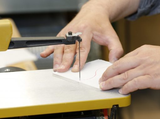 Acrylglas und PLEXIGLAS ® schneiden mit der Dekupiersäge