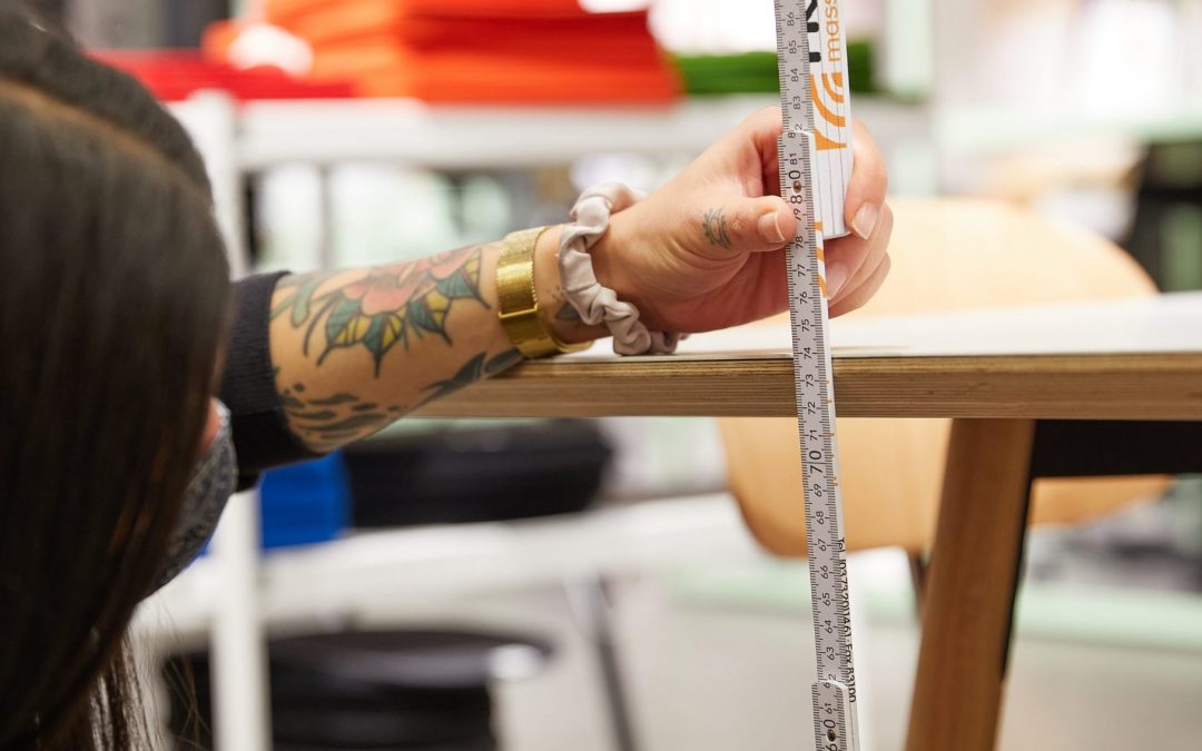 Die richtige Bürotisch-Höhe zum Sitzen und Stehen