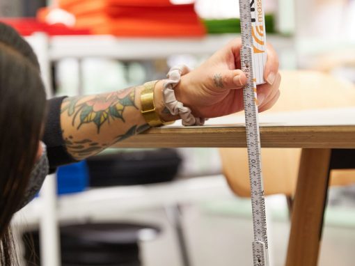 Die richtige Bürotisch-Höhe zum Sitzen und Stehen finden