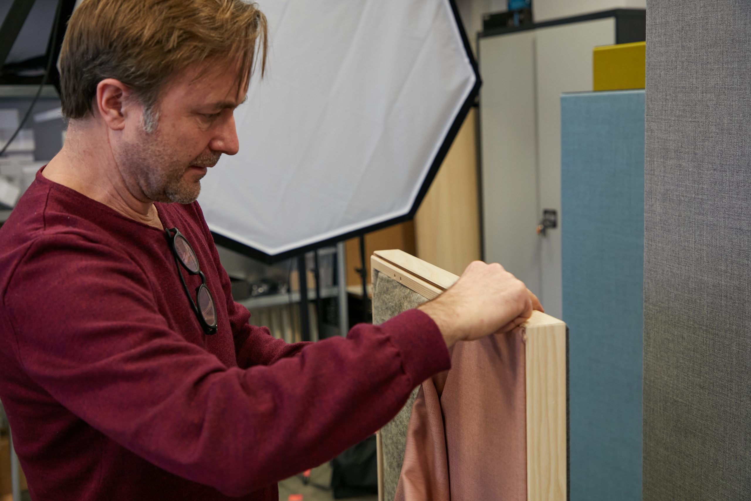 Modulor Schallabsorber FAQ: Mit nur wenigen Handgriffen ist der Schallabsorber mit Akustikstoff bespannt