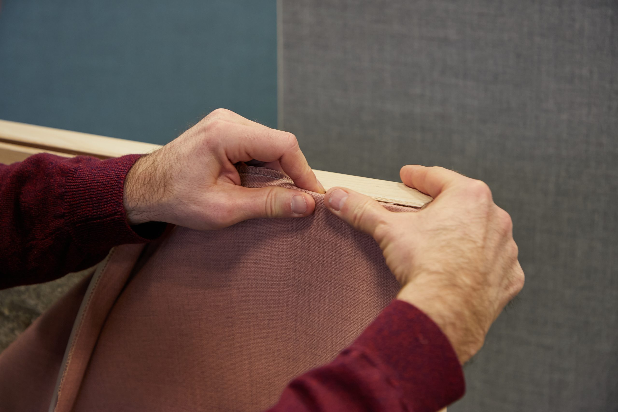 Modulor Schallabsorber FAQ: Mit nur wenigen Handgriffen ist der Schallabsorber mit Akustikstoff bespannt