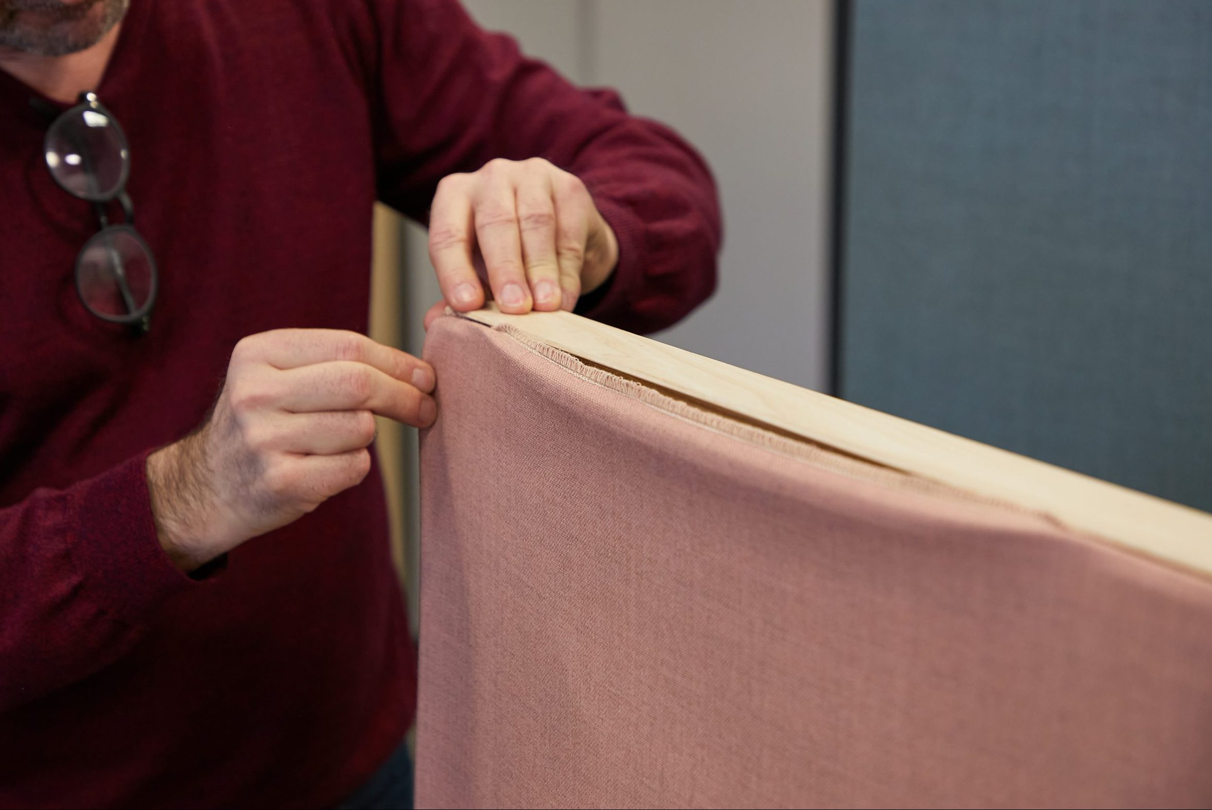 Modulor Schallabsorber FAQ: Mit nur wenigen Handgriffen ist der Schallabsorber mit Akustikstoff bespannt