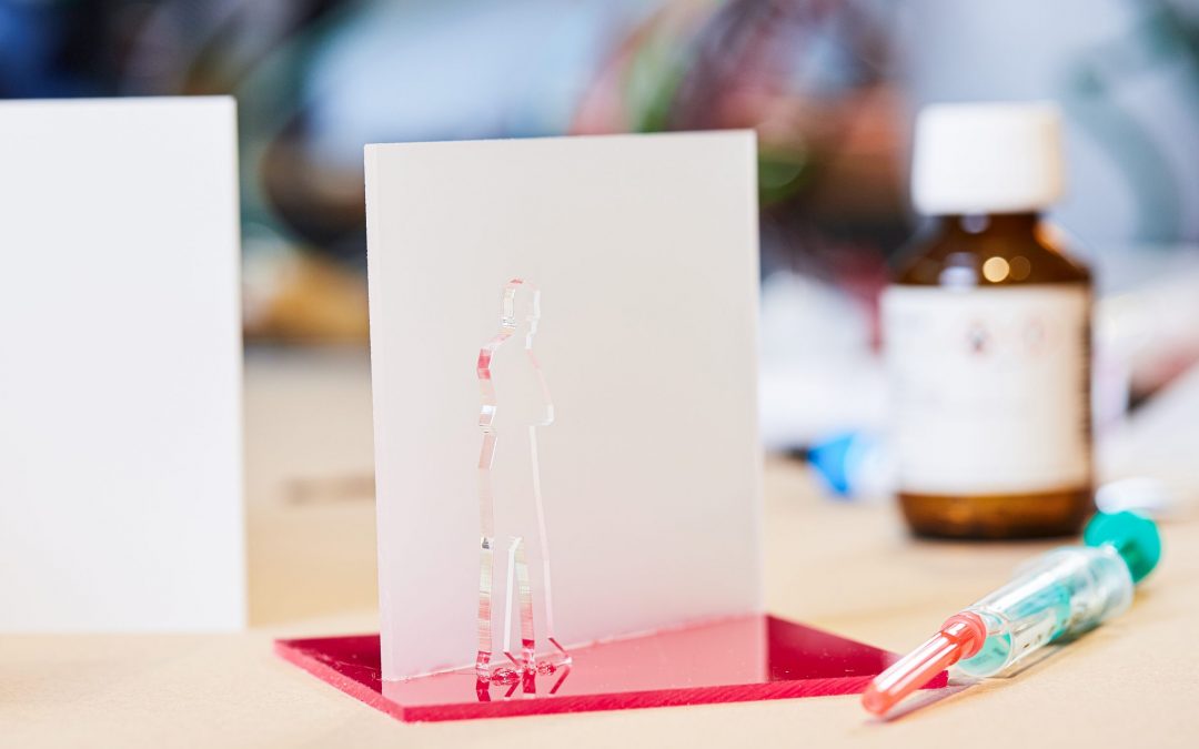 Gewusst wie: Acrylglas und PLEXIGLAS ® kleben