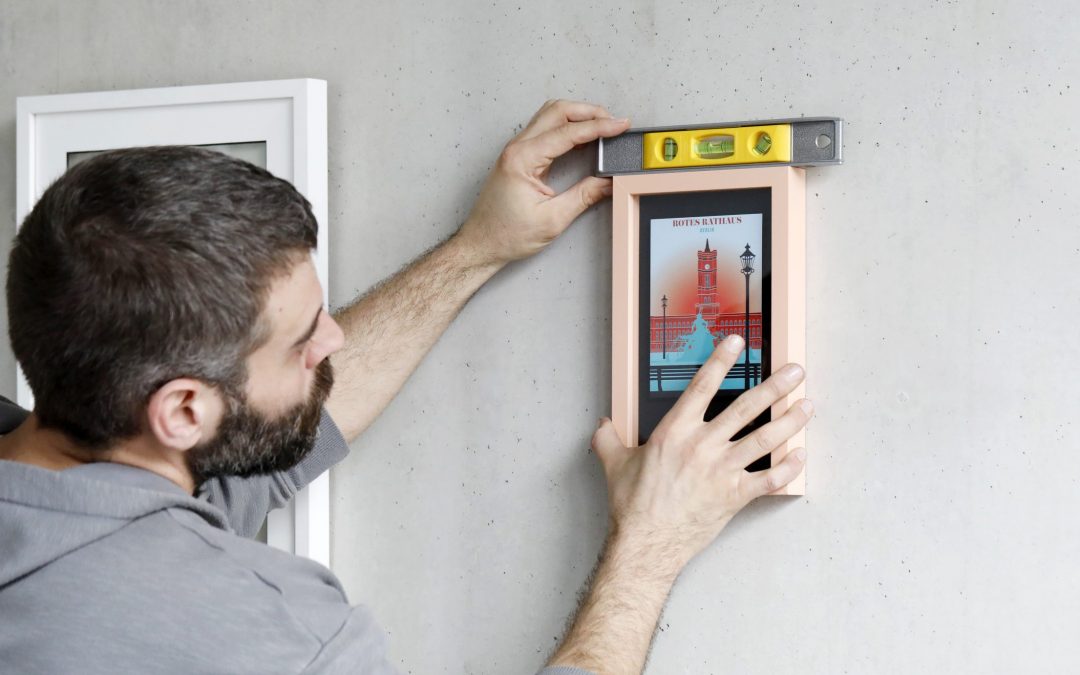 Bilder Aufhängen geht auch ohne Bohren. Wir verraten, wie