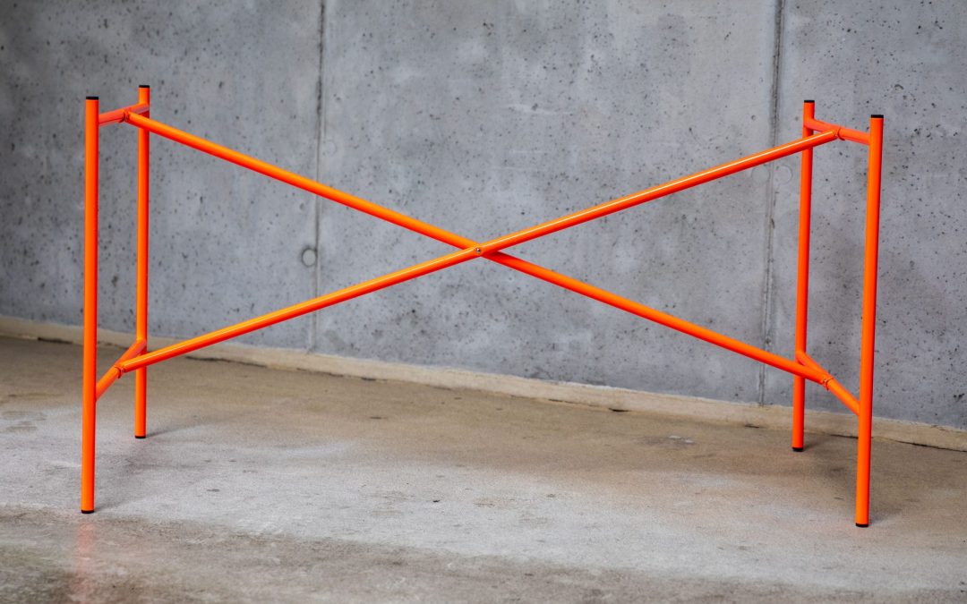 E2 x Modulor – Sonderedition 3026 in Neonrot