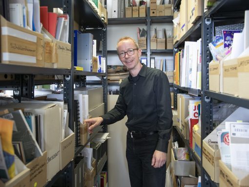 Zwischen den Regalen mit Modulor Mitarbeiter Axel