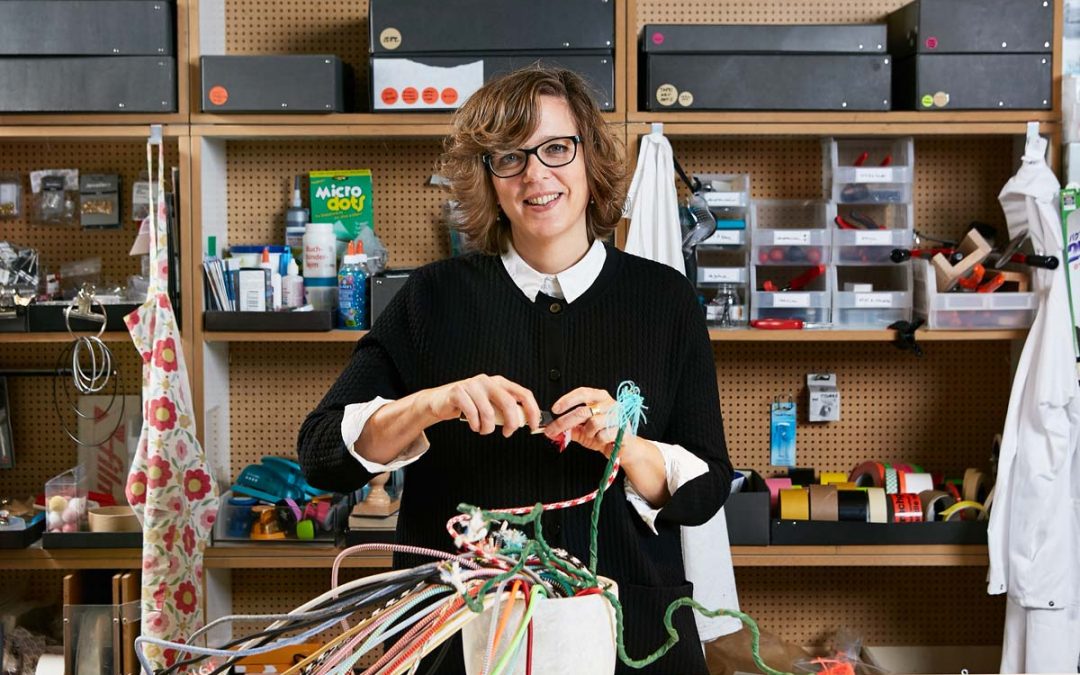 Zwischen den Regalen mit: Regula