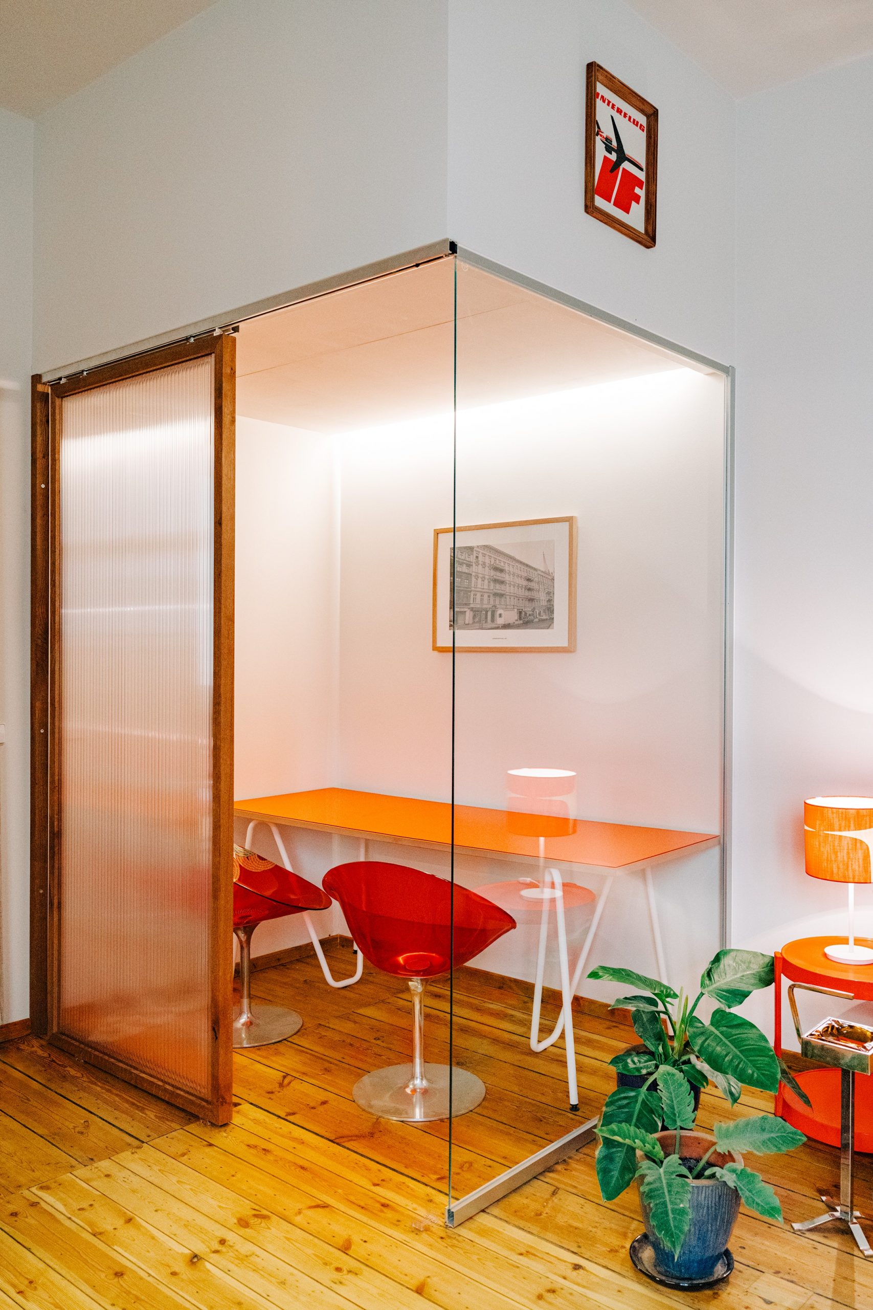 Workspace Spielhalle 2: kleiner Meetingraum mit Modulor Tisch Workspace Spielhalle 2: kleiner Meetingraum mit Modulor Tisch