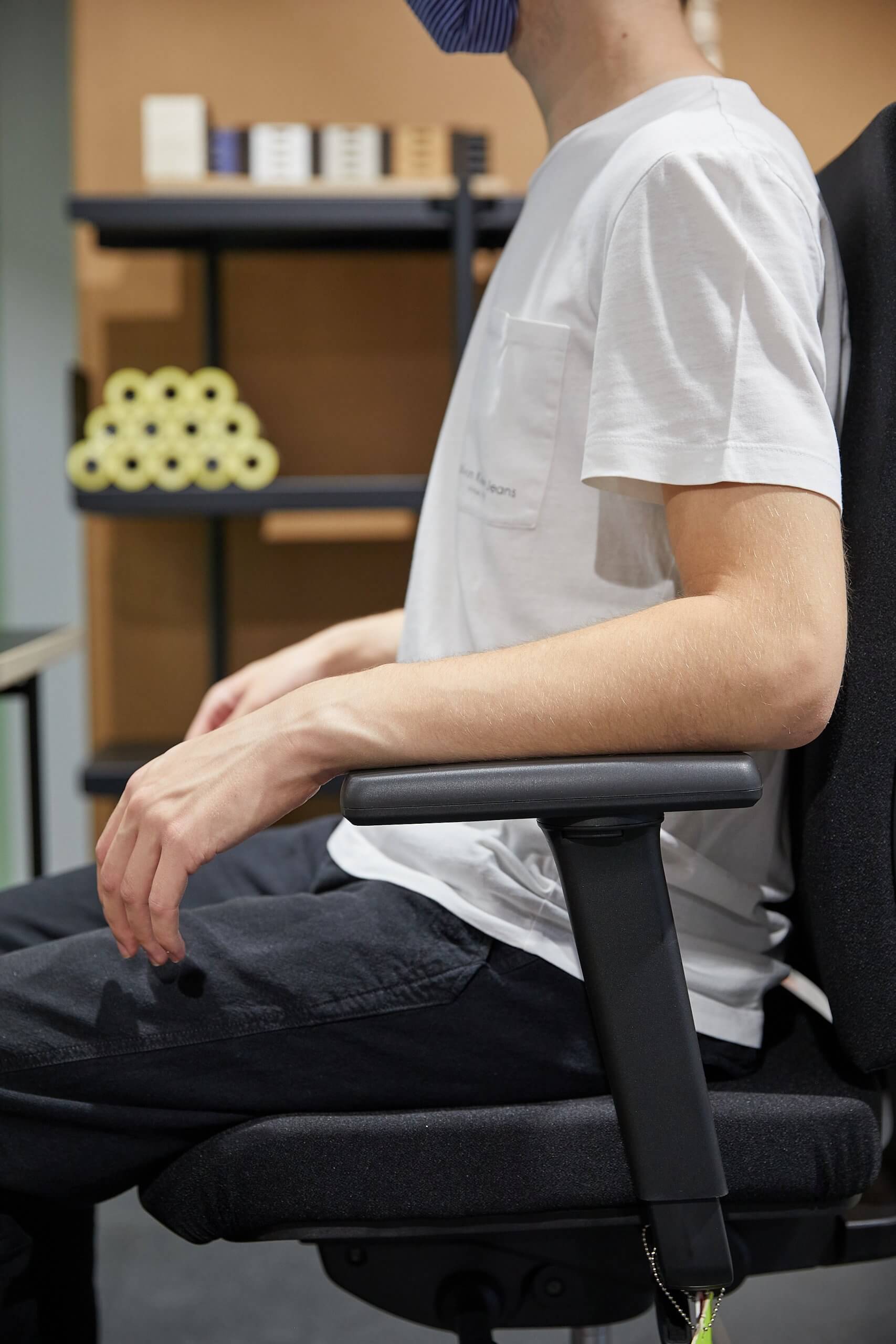 Armlehnen entlasten Nacken und Schulter für gesundes Sitzen