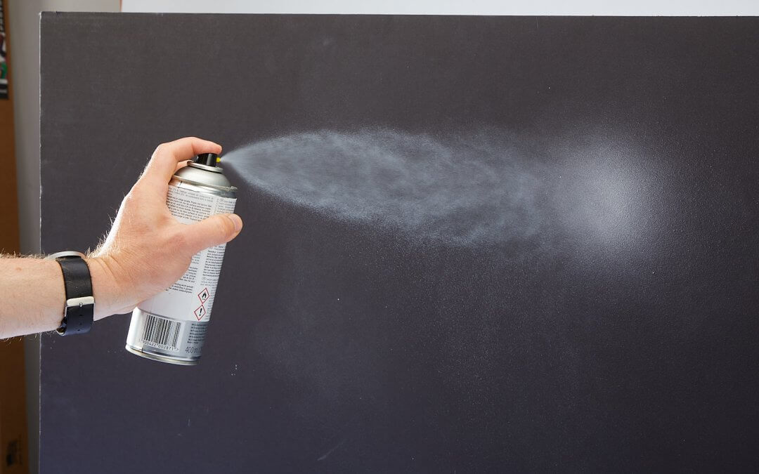 Material des Monats: Sprühkleber