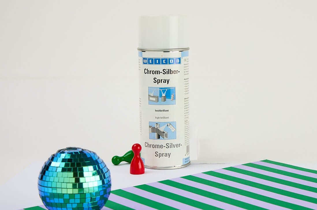 Auf Styropor (Polystyrol Hartschaum) aufgetragener Sprühkleber hat das Styropor verätzt. Vor allem 3M Spray Mount verätzt den Hartschaum so stark, dass ein Loch im mehrere Zentimeter dicken Material entsteht. 3 M Photo Mount hat hingegen nur wenig zersetzende Wirkung.