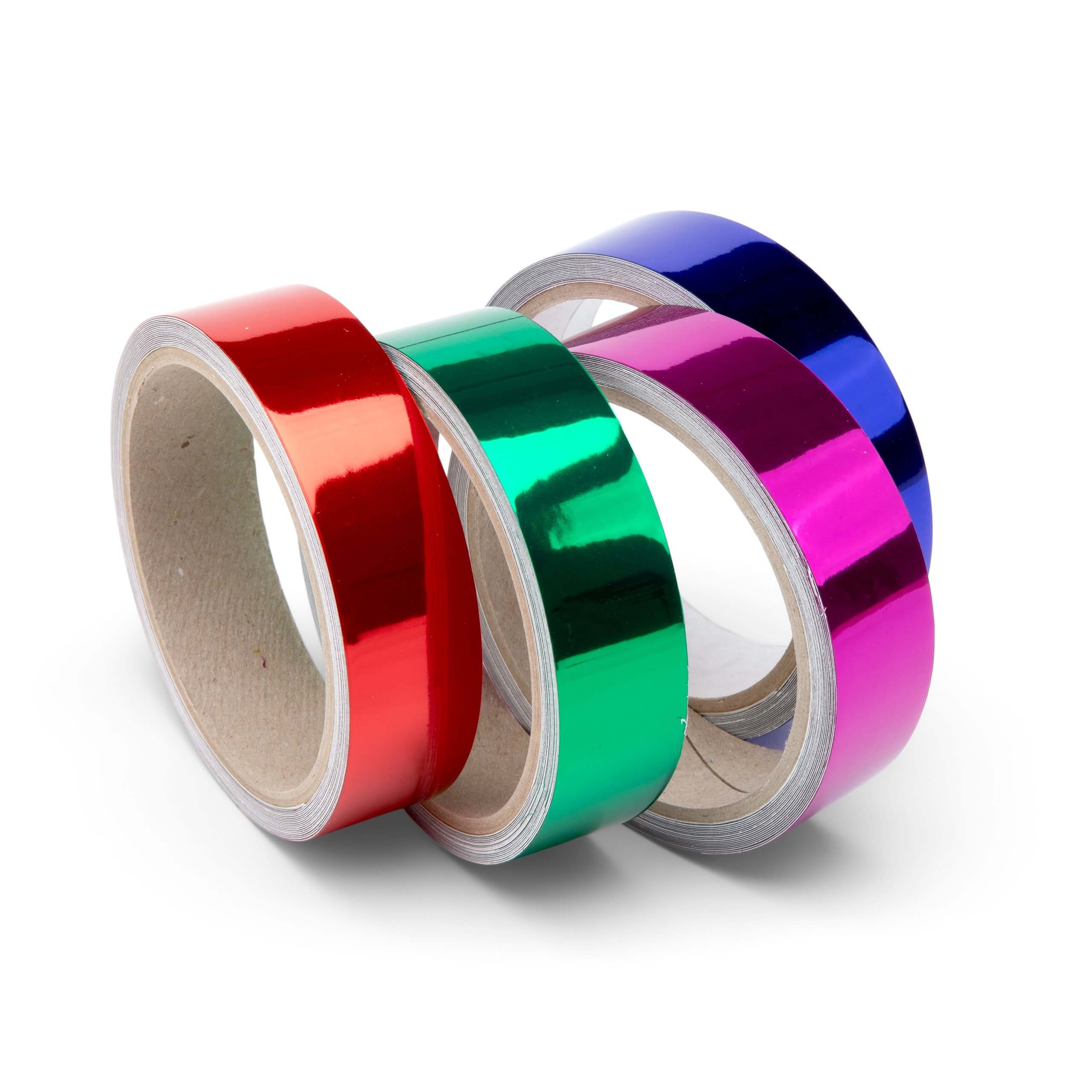 Für ein Tischfußball-Feld wird eine grüne, bedruckte Folie auf eine weiße Platte geklebt. Eine Hand im Bild sprüht Weicon Sprühkleber unter eine Ecke des Feldes bzw. der Folie. Die Folie ist an dieser Ecke hochgerollt.