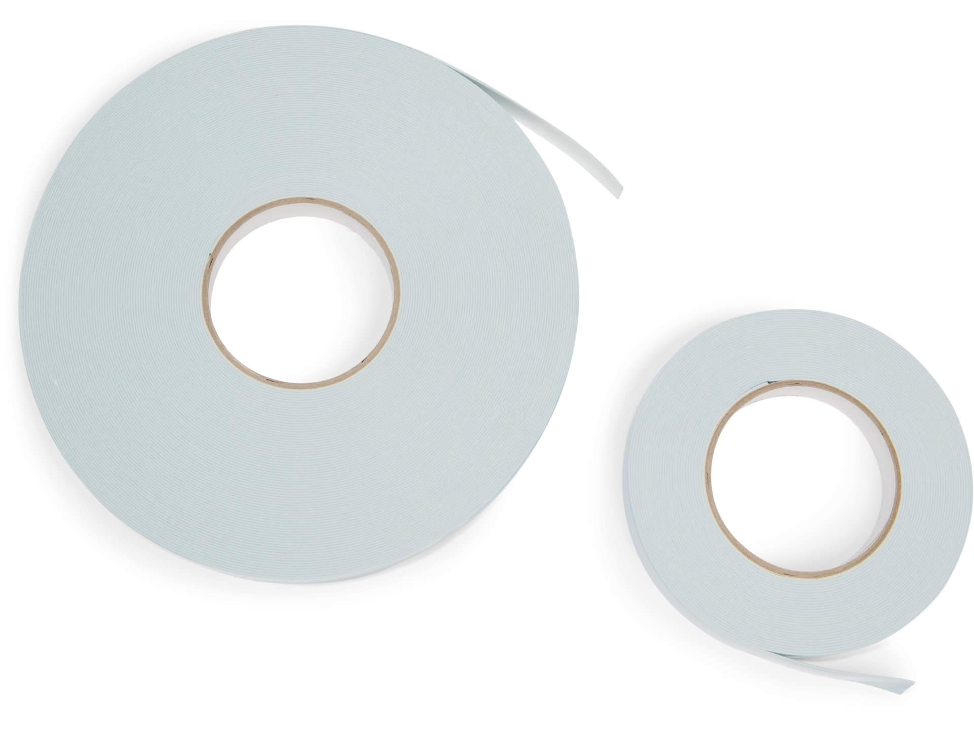 Mehrere Stoffbeutel hängen an einer Stange vor einer Betonwand. Auf den Beuteln sind verschiedene Motive gedruckt. Die Beutel sind cremeweiß, strahlend weiß oder schwarz.