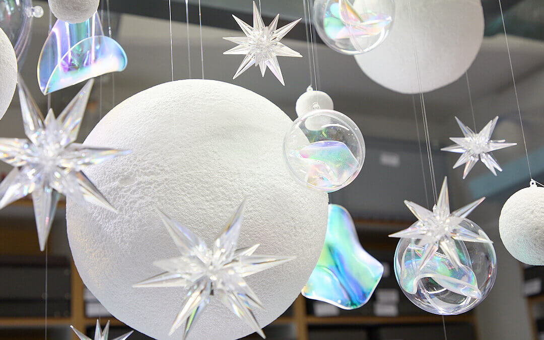 DIY Weihnachtsdeko: Schneebälle und Glitzerscheiben