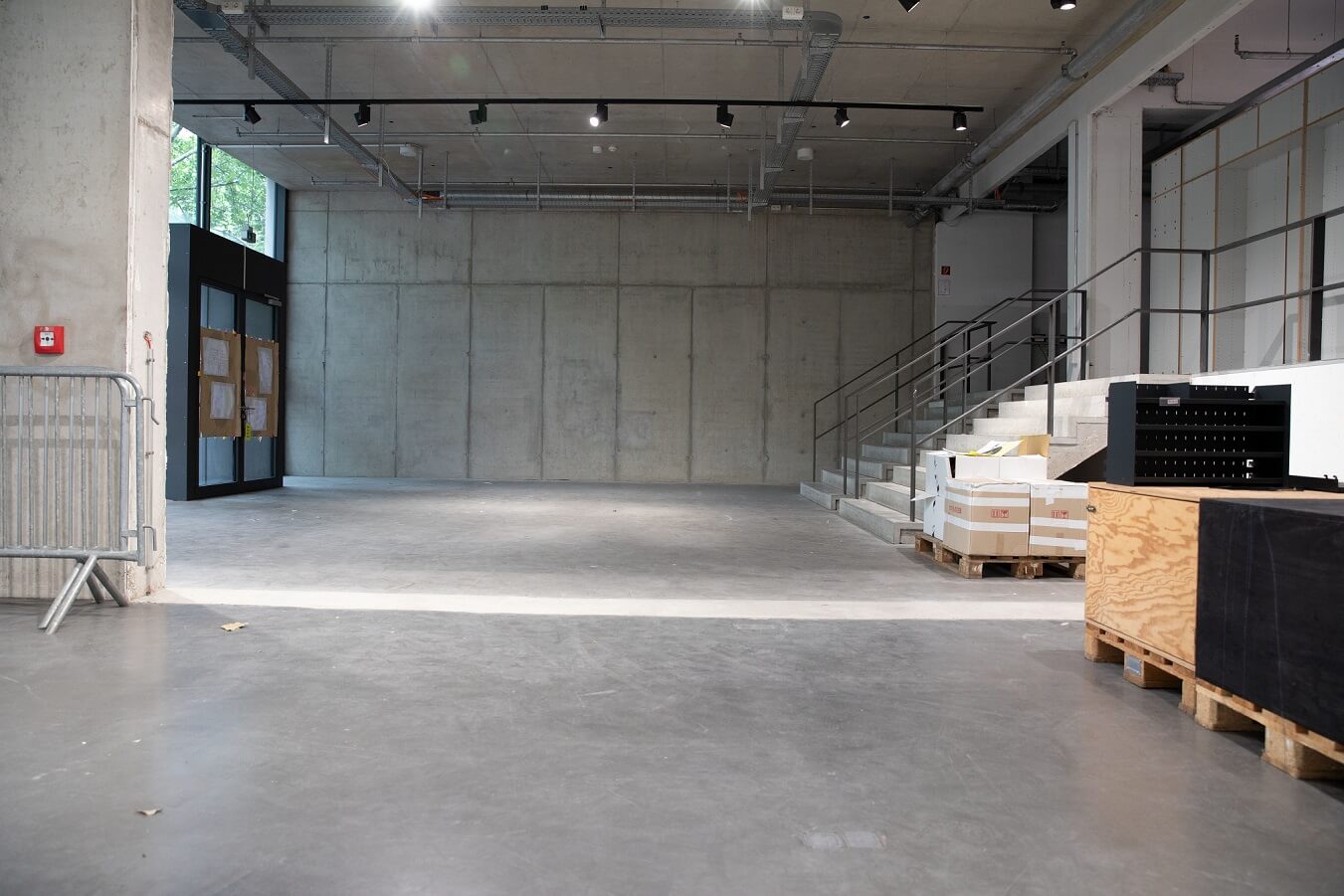 neue Mietfläche ohne Möblierung, Blick auf die rohe Betonwand, vor der wir die neue Stiftewand geplant haben.