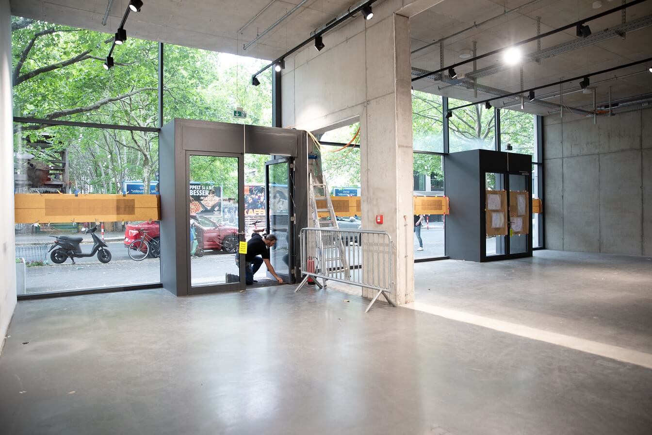 neue Mietfläche ohne Möblierung, Blick zur Fensterfront mit zwei Eingängen zur Prinzenstraße und großen Schaufenstern.