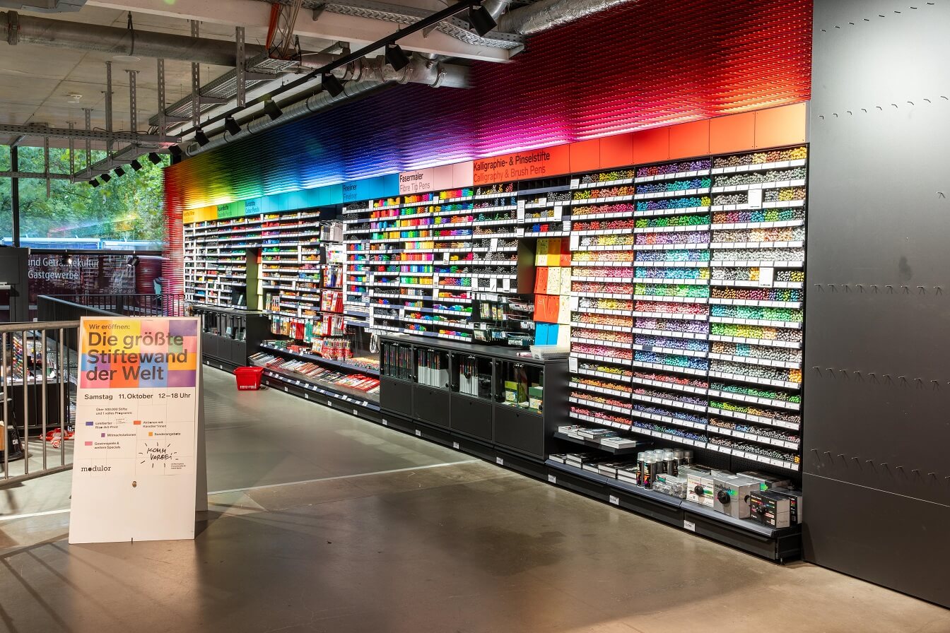 erleuchtete Stiftewand